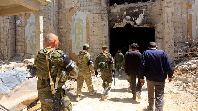 Военнослужащие российской военной полиции в городе Дума Военнослужащие российской военной полиции в городе Дума