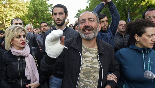 Лидер партии Гражданский договор Никол Пашинян во время акции протеста сторонников оппозиции в Ереване. 16 апреля 2018 Лидер партии Гражданский договор Никол Пашинян во время акции протеста сторонников оппозиции в Ереване. 16 апреля 2018