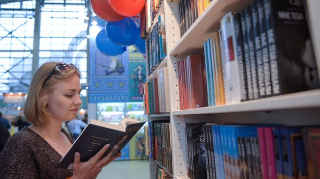 Посетительница на открытии 29-й Московской международной книжной выставки-ярмарки на ВДНХ в Москве Посетительница на открытии 29-й Московской международной книжной выставки-ярмарки на ВДНХ в Москве