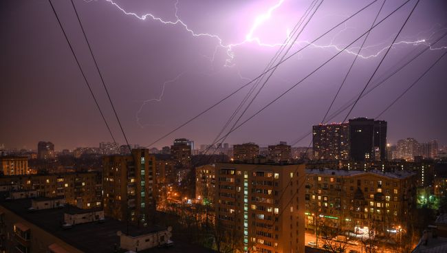 Гроза в Москве. Архивное фото Гроза в Москве. Архивное фото