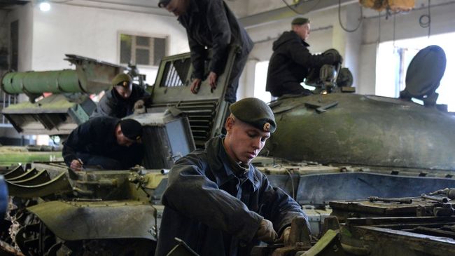 Военнослужащие проводят технический осмотр танков Военнослужащие проводят технический осмотр танков