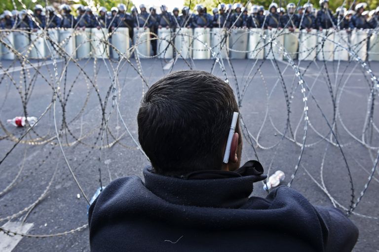 Мужчина на улице Еревана, где проходит акция протеста сторонников оппозиции
