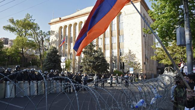 Сотрудники правоохранительных органов на улице Еревана, где проходит акция протеста сторонников оппозиции Сотрудники правоохранительных органов на улице Еревана, где проходит акция протеста сторонников оппозиции