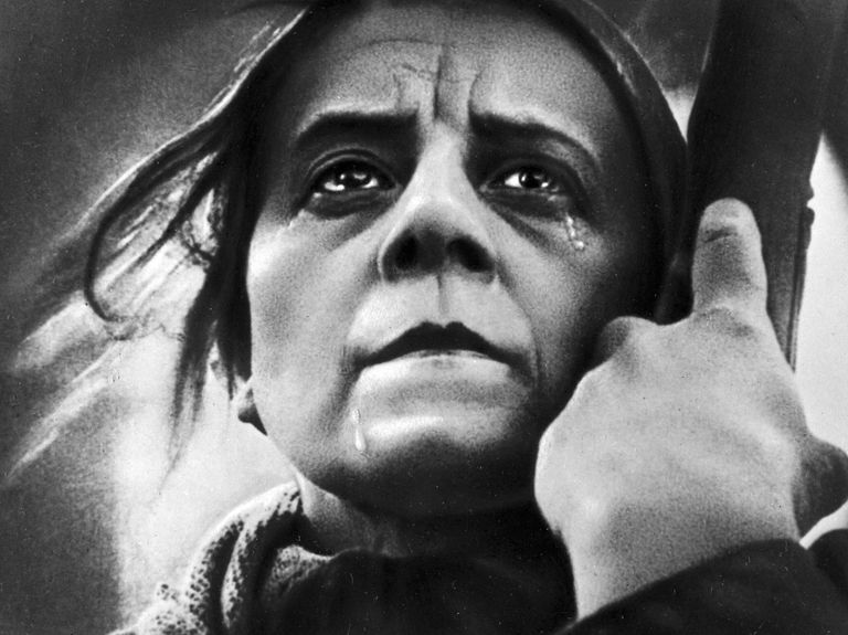 Вера Барановская в роли Ниловны в художественном фильме Мать по роману М. Горького. Режиссер Всеволод Пудовкин