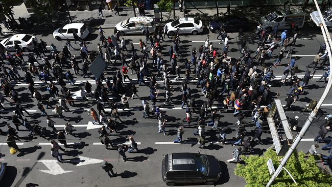 Участники акции протеста сторонников оппозиции на улице Амирян в Ереване. 17 апреля 2018 Участники акции протеста сторонников оппозиции на улице Амирян в Ереване. 17 апреля 2018