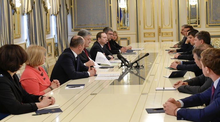 Президент Украины Петр Порошенко во время встречи с главами фракций в Верховной Раде Украины. 17 апреля 2018 Президент Украины Петр Порошенко во время встречи с главами фракций в Верховной Раде Украины. 17 апреля 2018