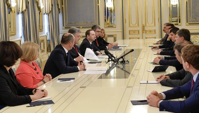 Президент Украины Петр Порошенко во время встречи с главами фракций в Верховной Раде Украины. 17 апреля 2018 Президент Украины Петр Порошенко во время встречи с главами фракций в Верховной Раде Украины. 17 апреля 2018