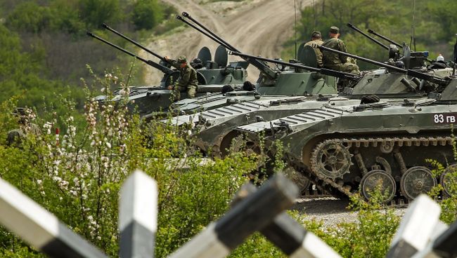 Военнослужащие у БМП 2 и БМД 2 на армейском конкурсе Десантный взвод в Краснодарском крае. Архивное фото Военнослужащие у БМП 2 и БМД 2 на армейском конкурсе Десантный взвод в Краснодарском крае. Архивное фото