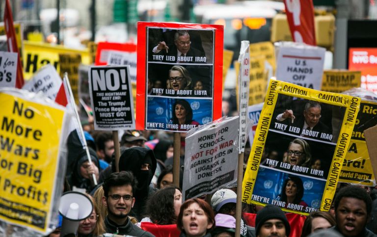 Участники акции протеста против ударов по Сирии в Нью-Йорке