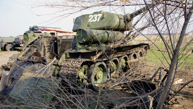 Техника, готовящаяся к параду Победы в Луганске, поврежденная артобстрелом ВСУ. 17 апреля 2018