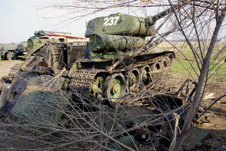 Техника, готовящаяся к параду Победы в Луганске, поврежденная артобстрелом ВСУ. 17 апреля 2018 Техника, готовящаяся к параду Победы в Луганске, поврежденная артобстрелом ВСУ. 17 апреля 2018
