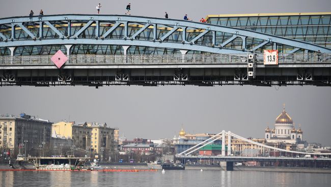 Вид на Андреевский мост в Москве. Архивное фото Вид на Андреевский мост в Москве. Архивное фото