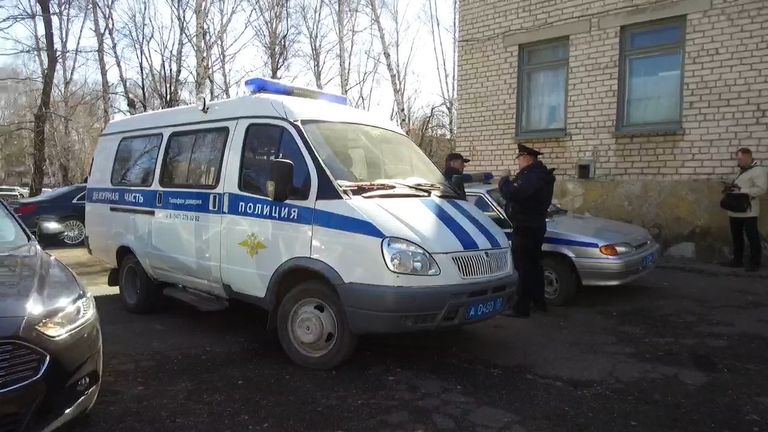 Кадры из школы в Стерлитамаке, где ученик устроил поножовщину