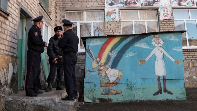 Сотрудники полиции у здания общеобразовательной школы №1 в Стерлитамаке, где ученик коррекционного класса напал с ножом на учительницу и поджег класс информатики. 18 апреля 2018 Сотрудники полиции у здания общеобразовательной школы №1 в Стерлитамаке, где ученик коррекционного класса напал с ножом на учительницу и поджег класс информатики. 18 апреля 2018