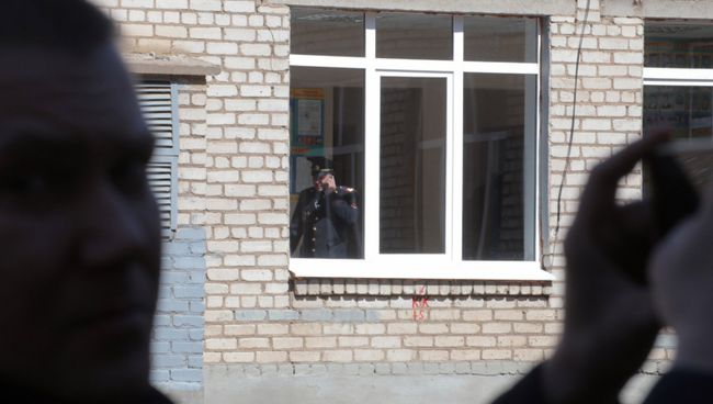 Сотрудники полиции у здания общеобразовательной школы №1 в Стерлитамаке, где ученик коррекционного класса напал с ножом на учительницу и поджег класс информатики. 18 апреля 2018