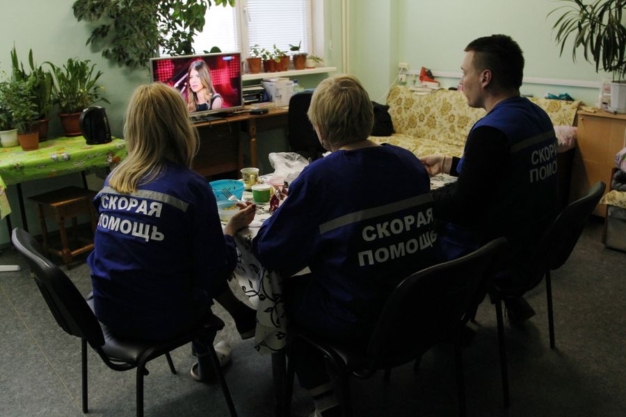 Бригада интенсивной терапии во время обеда Бригада интенсивной терапии во время обеда
