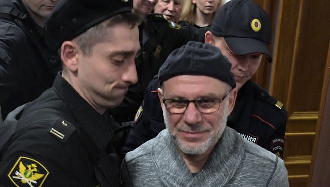 Бывший директор Гоголь-центра Алексей Малобродский, обвиняемый по делу о хищениях в Седьмой студии, в Басманном суде Москвы. 18 апреля 2018 Бывший директор Гоголь-центра Алексей Малобродский, обвиняемый по делу о хищениях в Седьмой студии, в Басманном суде Москвы. 18 апреля 2018