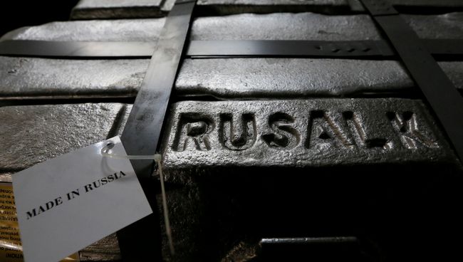 Алюминиевый слиток в литейном цехе завода Русал в Красноярске Алюминиевый слиток в литейном цехе завода Русал в Красноярске
