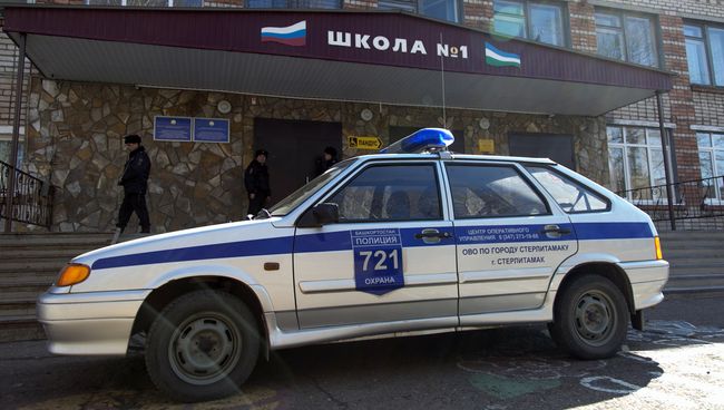 Автомобиль полиции здания общеобразовательной школы №1 в Стерлитамаке, где ученик коррекционного класса напал с ножом на учительницу и поджег класс информатики. 18 апреля 2018