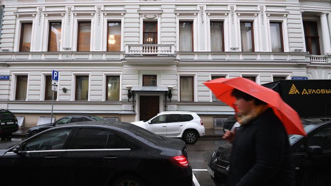 Прохожий у особняка Зиминых в Дегтярном переулке в Москве Прохожий у особняка Зиминых в Дегтярном переулке в Москве
