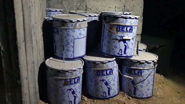 Емкости с взрывчаткой в химической лаборатории боевиков. Архивное фото Емкости с взрывчаткой в химической лаборатории боевиков. Архивное фото