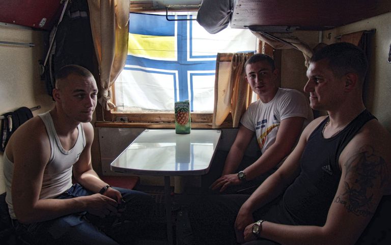 Военнослужащие украинских ВМС, не захотевшие продолжить службу в российских войсках, покидают Севастополь. 2014 год Военнослужащие украинских ВМС, не захотевшие продолжить службу в российских войсках, покидают Севастополь. 2014 год