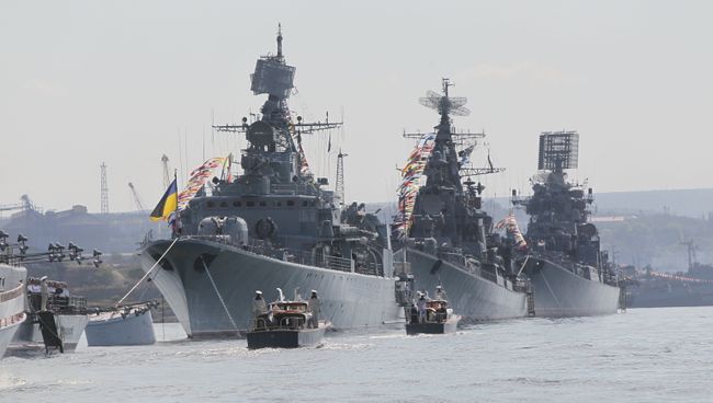 Украинский фрегат Гетьман Сагайдачный в строю кораблей Черноморского флота России на параде в Севастополе Украинский фрегат Гетьман Сагайдачный в строю кораблей Черноморского флота России на параде в Севастополе