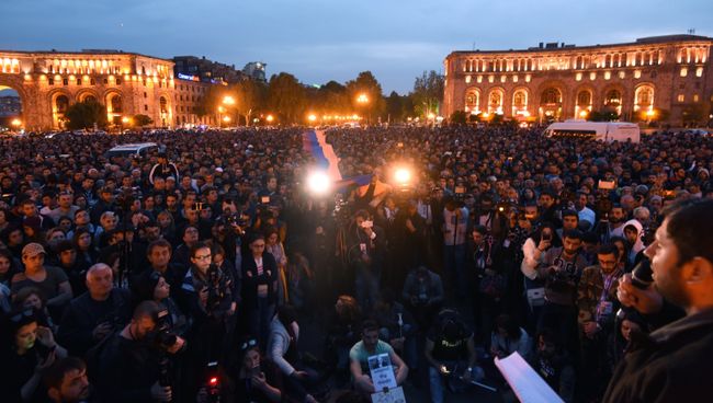 Участники акции протеста сторонников оппозиции на площади Революции в Ереване. 18 апреля 2018 Участники акции протеста сторонников оппозиции на площади Революции в Ереване. 18 апреля 2018