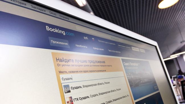 Сайт Booking.com на экране монитора. Архивное фото