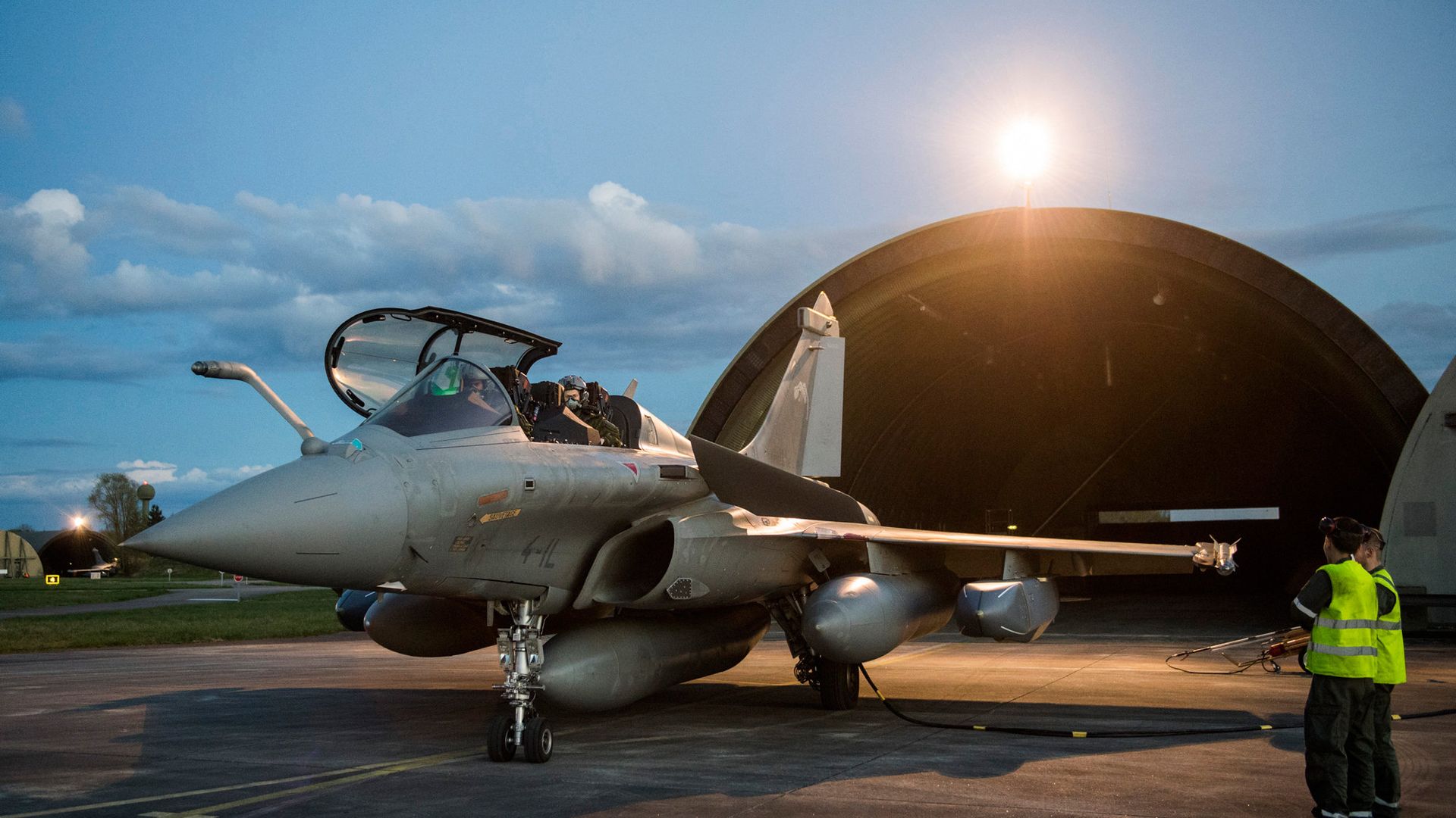 Истребитель Rafale перед авиаударом коалиции по Сирии на авиабазе Сен-Дизье на востоке Франции Истребитель Rafale перед авиаударом коалиции по Сирии на авиабазе Сен-Дизье на востоке Франции - РИА Новости, 1920, 07.01.2025