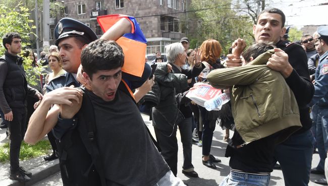 Беспорядки во время акции протеста против выдвижения бывшего президента Армении Сержа Саргсяна на пост премьер-министра в Ереване. 19 апреля 2018 Беспорядки во время акции протеста против выдвижения бывшего президента Армении Сержа Саргсяна на пост премьер-министра в Ереване. 19 апреля 2018