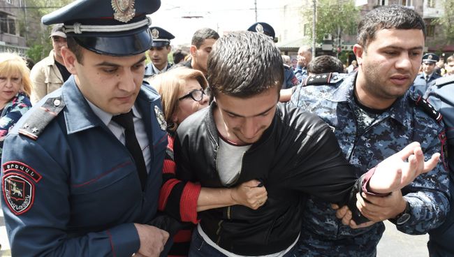 Беспорядки во время акции протеста против выдвижения бывшего президента Армении Сержа Саргсяна на пост премьер-министра в Ереване. 19 апреля 2018 Беспорядки во время акции протеста против выдвижения бывшего президента Армении Сержа Саргсяна на пост премьер-министра в Ереване. 19 апреля 2018
