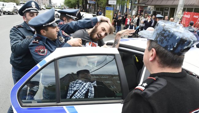 Беспорядки во время акции протеста против выдвижения бывшего президента Армении Сержа Саргсяна на пост премьер-министра в Ереване. 19 апреля 2018 Беспорядки во время акции протеста против выдвижения бывшего президента Армении Сержа Саргсяна на пост премьер-министра в Ереване. 19 апреля 2018