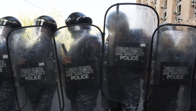 Сотрудники полиции во время акции протеста в Ереване. 19 апреля 2018 Сотрудники полиции во время акции протеста в Ереване. 19 апреля 2018