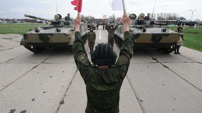 Боевые машины пехоты БМП-3 на репетиции военного парада в Ростове-на-Дону. 19 апреля 2018