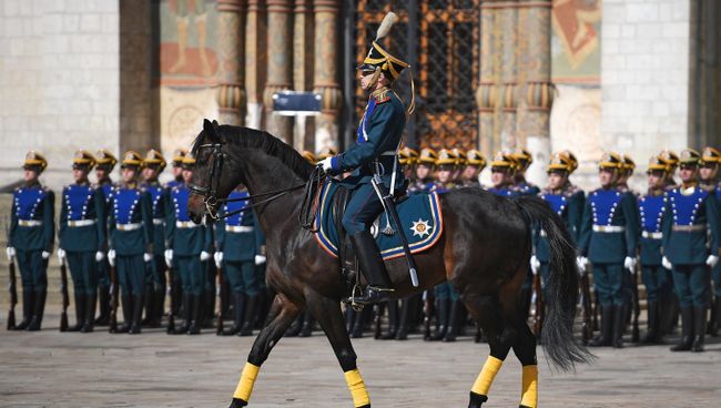 Военнослужащие Президентского полка во время церемонии развода пеших и конных караулов на Соборной площади Московского Кремля Военнослужащие Президентского полка во время церемонии развода пеших и конных караулов на Соборной площади Московского Кремля