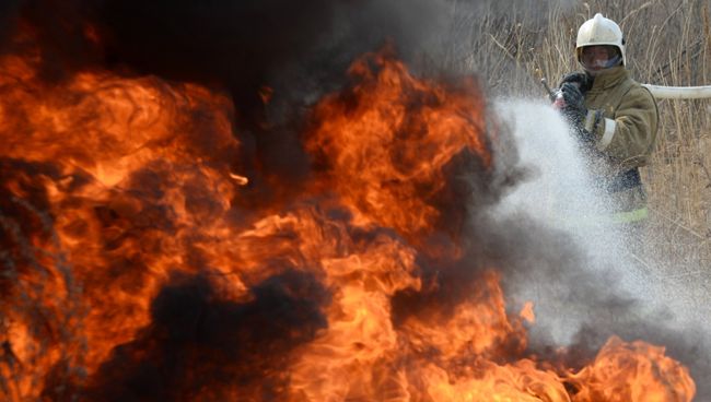 Сотрудни пожарного расчета МЧС. Архивное фото Сотрудни пожарного расчета МЧС. Архивное фото