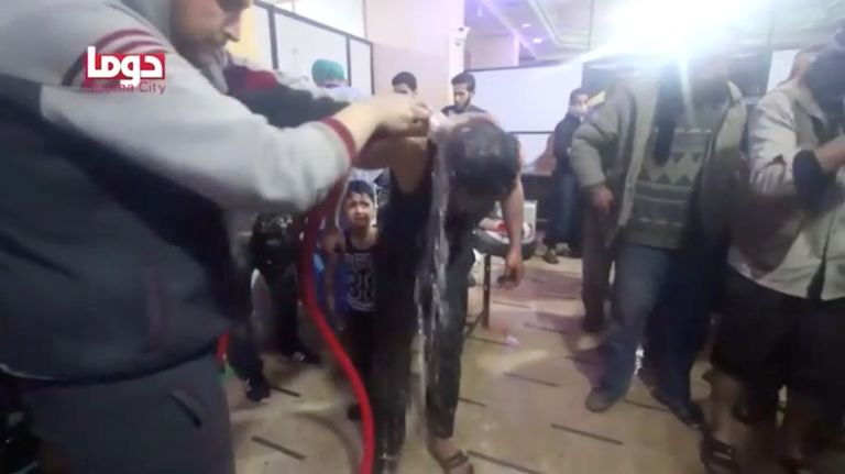 Кадр из видео Белых касок о предполагаемой химической атаке в сирийском городе Дума  