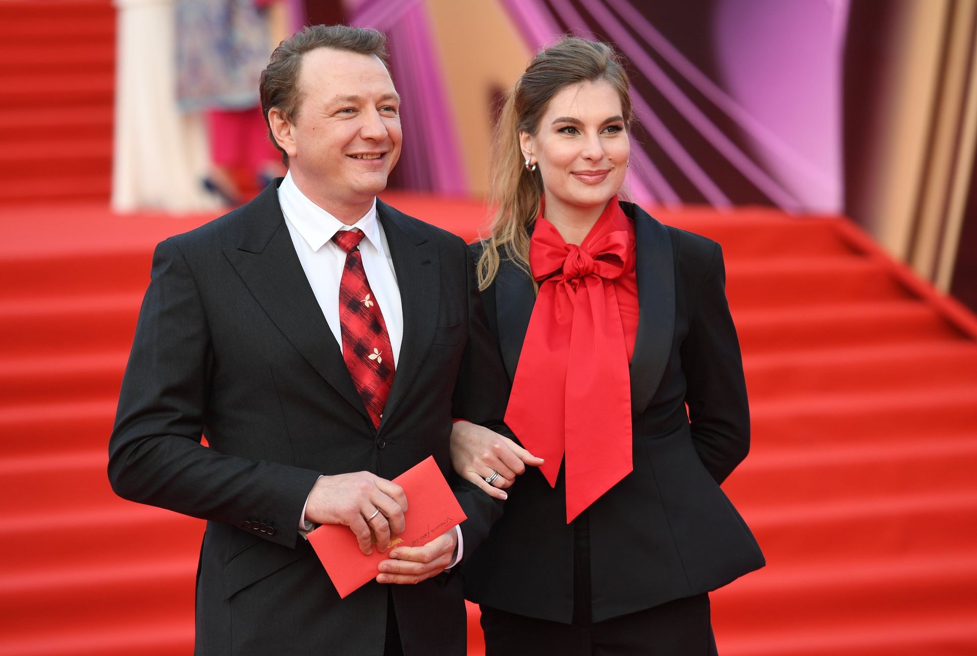 Актер Марат Башаров с Елизаветой Шевырковой на церемонии открытия 40-го Московского международного кинофестиваля (ММКФ) - РИА Новости, 1920, 11.06.2025