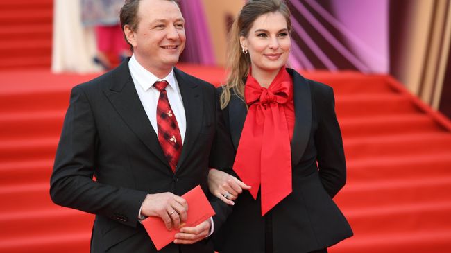 Актер Марат Башаров с Елизаветой Шевырковой на церемонии открытия 40-го Московского международного кинофестиваля (ММКФ) Актер Марат Башаров с Елизаветой Шевырковой на церемонии открытия 40-го Московского международного кинофестиваля (ММКФ)
