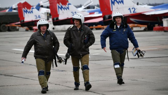 Авиационная группа высшего пилотажа Русские Витязи после репетиции воздушной части Парада Победы. Авиационная группа высшего пилотажа Русские Витязи после репетиции воздушной части Парада Победы.