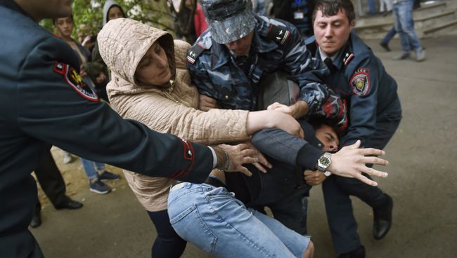 Сотрудники правоохранительных органов задерживают участника акции протеста в Ереване, армения. 20 апреля 2018 Сотрудники правоохранительных органов задерживают участника акции протеста в Ереване, армения. 20 апреля 2018