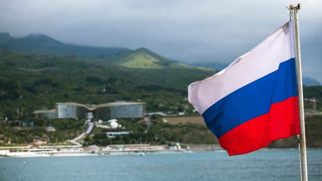 Российский триколор на палубе парусника Херсонес в Крыму. Архивное фото Российский триколор на палубе парусника Херсонес в Крыму. Архивное фото
