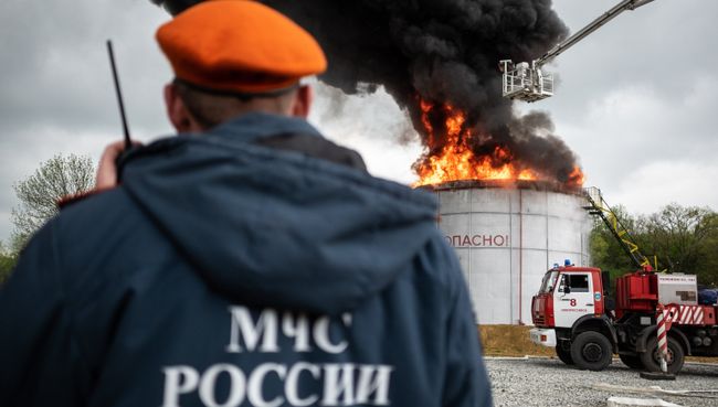 Сотрудники МЧС РФ во время учений по ликвидации пожара. Архивное фото