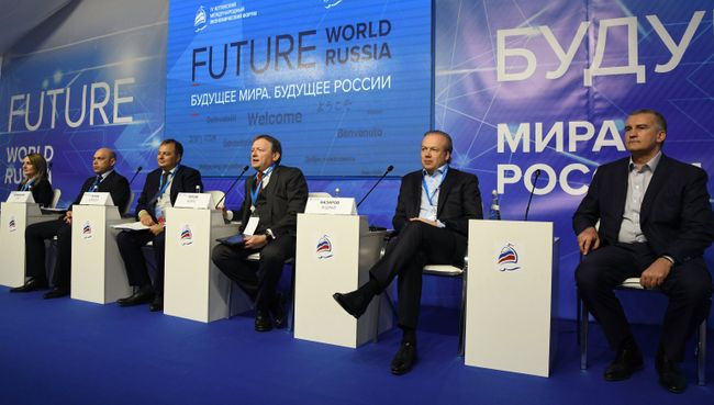 Справа налево: Сергей Аксёнов, Андрей Назаров, Борис Титов, Алексей Пухов, Олег Камшилов, Светлана Лужецкая на Ялтинском международном экономическом форуме в Крыму