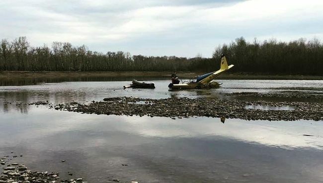 На месте крушения легкомоторного самолета вблизи поселка Кайбалы в Хакасии. 21 апреля 2018 На месте крушения легкомоторного самолета вблизи поселка Кайбалы в Хакасии. 21 апреля 2018