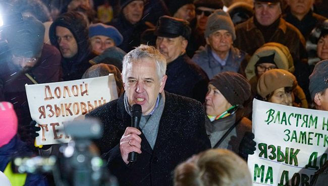 Лидер Штаба защиты русских школ Александр Гапоненко на шествии против реформы министерства образования Латвии в Риге. Архивное фото Лидер Штаба защиты русских школ Александр Гапоненко на шествии против реформы министерства образования Латвии в Риге. Архивное фото