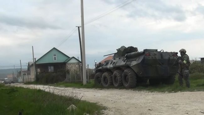 Сотрудники правоохранительных органов во время спецоперации в Дагестане. 21 апреля 2018 Сотрудники правоохранительных органов во время спецоперации в Дагестане. 21 апреля 2018