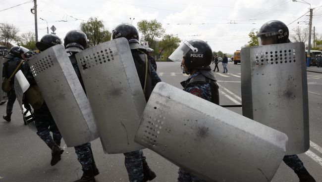 Полицейские на площади Республики в Ереване, где происходят акции протеста участников акций оппозиции. 22 апреля 2018 Полицейские на площади Республики в Ереване, где происходят акции протеста участников акций оппозиции. 22 апреля 2018