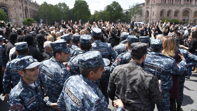 Полицейские на площади Республики в Ереване, где происходят акции протеста участников акций оппозиции. 22 апреля 2018 Полицейские на площади Республики в Ереване, где происходят акции протеста участников акций оппозиции. 22 апреля 2018